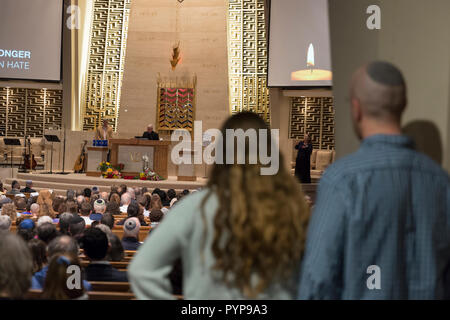 Seattle, USA. 29 Okt, 2018. Seattle, Washington: Vater Michael Ryan, aus Seattle's St. James Cathedral, spricht während einer Mahnwache an der Temple de Hirsch Sinai. Tausende in Capitol Hill versammelt ist, um die Opfer des Amoklaufs im Baum des Lebens Synagoge in Pittsburgh zu trauern. Tausende versammeln sich für eine Gemeinschaft Mahnwache in Seattle die Opfer der Pittsburgh Synagoge schießen zu trauern. Credit: Paul Christian Gordon/Alamy leben Nachrichten Stockfoto