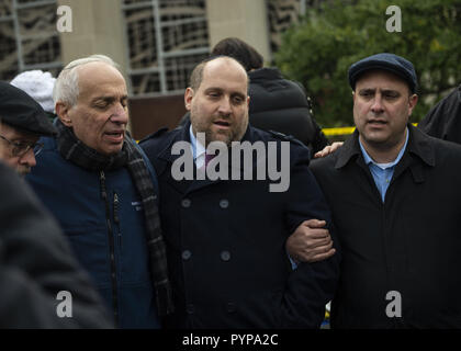 Pittsburgh, Pennsylvania, USA. 29 Okt, 2018. Mitglieder der Gemeinschaft Komfort während einer improvisierten Gedenkgottesdienst für die Opfer der Baum des Lebens Massaker. Mitglieder von Pittsburgh und das Eichhörnchen Hill Community zahlen ihren Respekt am Denkmal für die 11 Opfer der Baum des Lebens Synagoge Massaker von verdächtigen Robert Bowers am Samstag, dem 27. Oktober. Quelle: Matthew Hatcher/SOPA Images/ZUMA Draht/Alamy leben Nachrichten Stockfoto