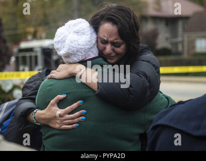 Pittsburgh, Pennsylvania, USA. 29 Okt, 2018. Mitglieder der Gemeinschaft Komfort während einer improvisierten Gedenkgottesdienst für die Opfer der Baum des Lebens Massaker. Mitglieder von Pittsburgh und das Eichhörnchen Hill Community zahlen ihren Respekt am Denkmal für die 11 Opfer der Baum des Lebens Synagoge Massaker von verdächtigen Robert Bowers am Samstag, dem 27. Oktober. Quelle: Matthew Hatcher/SOPA Images/ZUMA Draht/Alamy leben Nachrichten Stockfoto