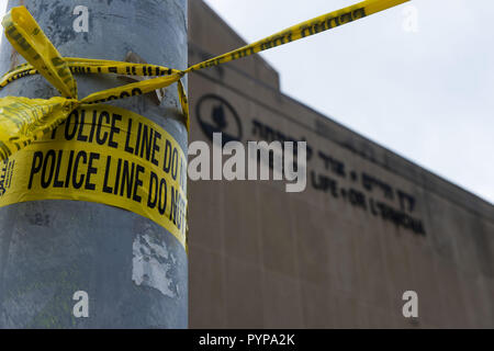 Pittsburgh, Pennsylvania, USA. 29 Okt, 2018. Polizei Klebeband aufgewickelt um eine Ampel Pole vor der Baum des Lebens Synagoge in Eichhörnchen Hügel außerhalb von Pittsburgh. Mitglieder von Pittsburgh und das Eichhörnchen Hill Community zahlen ihren Respekt am Denkmal für die 11 Opfer der Baum des Lebens Synagoge Massaker von verdächtigen Robert Bowers am Samstag, dem 27. Oktober. Quelle: Matthew Hatcher/SOPA Images/ZUMA Draht/Alamy leben Nachrichten Stockfoto