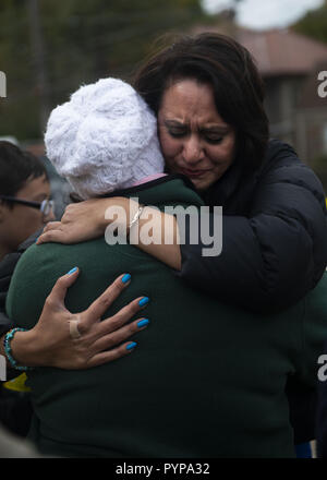 Pittsburgh, Pennsylvania, USA. 29 Okt, 2018. Mitglieder der Gemeinschaft Komfort während einer improvisierten Gedenkgottesdienst für die Opfer der Baum des Lebens Massaker. Mitglieder von Pittsburgh und das Eichhörnchen Hill Community zahlen ihren Respekt am Denkmal für die 11 Opfer der Baum des Lebens Synagoge Massaker von verdächtigen Robert Bowers am Samstag, dem 27. Oktober. Quelle: Matthew Hatcher/SOPA Images/ZUMA Draht/Alamy leben Nachrichten Stockfoto