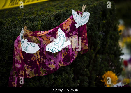 Pittsburgh, Pennsylvania, USA. 29 Okt, 2018. Einige Notizen von Trauernden an der Gedenkstätten gesehen links außerhalb des Baums des Lebens Synagoge in Squirrel Hill. Mitglieder von Pittsburgh und das Eichhörnchen Hill Community zahlen ihren Respekt am Denkmal für die 11 Opfer der Baum des Lebens Synagoge Massaker von verdächtigen Robert Bowers am Samstag, dem 27. Oktober. Quelle: Matthew Hatcher/SOPA Images/ZUMA Draht/Alamy leben Nachrichten Stockfoto