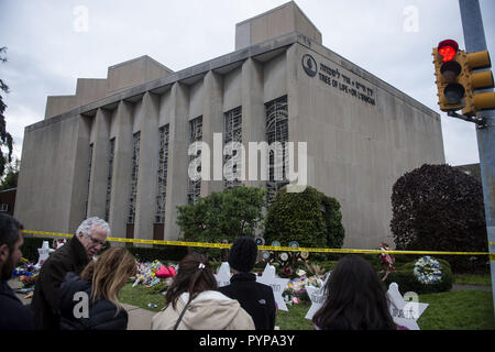 Pittsburgh, Pennsylvania, USA. 29 Okt, 2018. Trauernde an der Trauerfeier für die Opfer der Baum des Lebens Massaker gesehen. Mitglieder von Pittsburgh und das Eichhörnchen Hill Community zahlen ihren Respekt am Denkmal für die 11 Opfer der Baum des Lebens Synagoge Massaker von verdächtigen Robert Bowers am Samstag, dem 27. Oktober. Quelle: Matthew Hatcher/SOPA Images/ZUMA Draht/Alamy leben Nachrichten Stockfoto