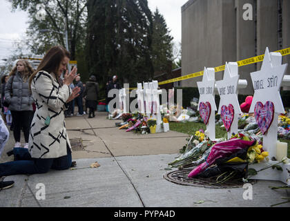 Pittsburgh, Pennsylvania, USA. 29 Okt, 2018. Eine Frau gesehen, beten an der Trauerfeier für die Opfer der Baum des Lebens Massaker. Mitglieder von Pittsburgh und das Eichhörnchen Hill Community zahlen ihren Respekt am Denkmal für die 11 Opfer der Baum des Lebens Synagoge Massaker von verdächtigen Robert Bowers am Samstag, dem 27. Oktober. Quelle: Matthew Hatcher/SOPA Images/ZUMA Draht/Alamy leben Nachrichten Stockfoto