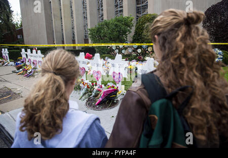 Pittsburgh, Pennsylvania, USA. 29 Okt, 2018. Mitglieder von Pittsburgh und das Eichhörnchen Hill Community zahlen ihren Respekt am Denkmal für die 11 Opfer der Baum des Lebens Synagoge Massaker von verdächtigen Robert Bowers am Samstag, dem 27. Oktober. Quelle: Matthew Hatcher/SOPA Images/ZUMA Draht/Alamy leben Nachrichten Stockfoto