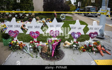 Pittsburgh, Pennsylvania, USA. 29 Okt, 2018. Blumen und Steine werden auf den Gedenkstätten außerhalb des Baums des Lebens Synagoge in Squirrel Hill errichtet. Mitglieder von Pittsburgh und das Eichhörnchen Hill Community zahlen ihren Respekt am Denkmal für die 11 Opfer der Baum des Lebens Synagoge Massaker von verdächtigen Robert Bowers am Samstag, dem 27. Oktober. Quelle: Matthew Hatcher/SOPA Images/ZUMA Draht/Alamy leben Nachrichten Stockfoto