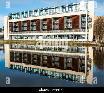 Die Shore, Leith, Edinburgh, Schottland, Vereinigtes Königreich. 30 Okt, 2018. UK Wetter: Sonnenschein am Leith schafft bunte Reflexionen der Riverside Gebäude im Wasser des Leith River. Eine moderne Wohnung mehrfamilienhaus Stockfoto