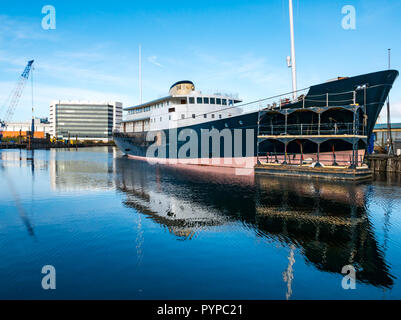 Leith Docks, Edinburgh, Schottland, Vereinigtes Königreich. Oktober 2018. UK Wetter: Sonnenschein auf Leith heute Morgen erzeugt bunte Reflexionen im Wasser des Leith Flusses. MV Fingal Schiff setzt seine Umrüstung und Umlackierung im Dock von einem ehemaligen Leuchtturm Ausschreibung zu einem Luxus schwimmenden Hotel, die im Januar 2019 eröffnet werden soll Stockfoto