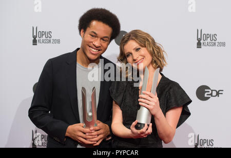 Sheku KANNEH - MASON (Clown des Jahres, Cello) und Lisa Batiashvili (Konzertmitschnitt des Jahres, Musik des 20./21. Jahrhundert, Violine) pose mit der OPUS KLASSIK Trophée Preisverleihung des Opus-Klassik 2018 durch den Verein zur Förderung der Klassischen Musik eV im Konzerthaus Berlin am 14.10.2018. | Verwendung weltweit Stockfoto