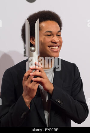 Sheku KANNEH - Maurer (nach - Wachstum Künstler des Jahres, Cello) mit dem OPUS KLASSIK Trophée. Preisverleihung des Opus-Klassik 2018 durch den Verein zur Förderung der Klassischen Musik eV im Konzerthaus Berlin am 14.10.2018. | Verwendung weltweit Stockfoto