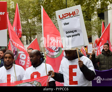 Aldwych, London, UK. 30 Okt, 2018. Die IWGB (Unabhängige Gewerkschaft in Großbritannien) Marsch durch die Innenstadt von London wie die IWGB Uber in der Berufungsinstanz Gesichter als Teil der fortwährenden Kampf um die Rechte der Arbeitnehmer. Quelle: Matthew Chattle/Alamy leben Nachrichten Stockfoto