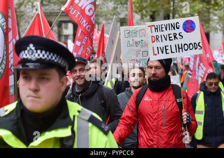 Aldwych, London, UK. 30 Okt, 2018. Die IWGB (Unabhängige Gewerkschaft in Großbritannien) Marsch durch die Innenstadt von London wie die IWGB Uber in der Berufungsinstanz Gesichter als Teil der fortwährenden Kampf um die Rechte der Arbeitnehmer. Quelle: Matthew Chattle/Alamy leben Nachrichten Stockfoto