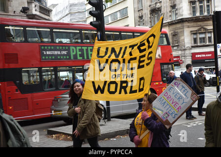 Aldwych, London, UK. 30 Okt, 2018. Die IWGB (Unabhängige Gewerkschaft in Großbritannien) Marsch durch die Innenstadt von London wie die IWGB Uber in der Berufungsinstanz Gesichter als Teil der fortwährenden Kampf um die Rechte der Arbeitnehmer. Quelle: Matthew Chattle/Alamy leben Nachrichten Stockfoto