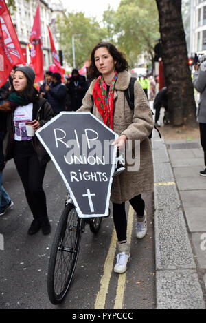 Aldwych, London, UK. 30 Okt, 2018. Die IWGB (Unabhängige Gewerkschaft in Großbritannien) Marsch durch die Innenstadt von London wie die IWGB Uber in der Berufungsinstanz Gesichter als Teil der fortwährenden Kampf um die Rechte der Arbeitnehmer. Quelle: Matthew Chattle/Alamy leben Nachrichten Stockfoto