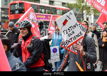 Aldwych, London, UK. 30 Okt, 2018. Die IWGB (Unabhängige Gewerkschaft in Großbritannien) Marsch durch die Innenstadt von London wie die IWGB Uber in der Berufungsinstanz Gesichter als Teil der fortwährenden Kampf um die Rechte der Arbeitnehmer. Quelle: Matthew Chattle/Alamy leben Nachrichten Stockfoto