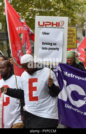 Aldwych, London, UK. 30 Okt, 2018. Die IWGB (Unabhängige Gewerkschaft in Großbritannien) Marsch durch die Innenstadt von London wie die IWGB Uber in der Berufungsinstanz Gesichter als Teil der fortwährenden Kampf um die Rechte der Arbeitnehmer. Quelle: Matthew Chattle/Alamy leben Nachrichten Stockfoto