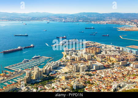 Hohe Blick über Gibraltar Hafen mit einem Kreuzfahrtschiff im Hafen am westlichen Arm des Behältnisses Quay, und einen Blick über die Bucht von Gibraltar nach Spanien Stockfoto