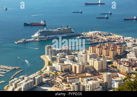 Hohe Blick über Gibraltar Hafen mit einem Kreuzfahrtschiff im Hafen am westlichen Arm des Behältnisses Quay, und einen Blick über die Bucht von Gibraltar nach Spanien Stockfoto