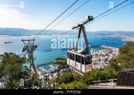 Blick über die Bucht von Gibraltar aus dem Felsen von Gibraltar, die die touristische eingerichteten Seilbahn von Gibraltar entfernt an der Spitze des Felsens Reisen Stockfoto