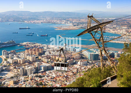 Blick über die Bucht von Gibraltar aus dem Felsen von Gibraltar, die die touristische eingerichteten Seilbahn von Gibraltar entfernt an der Spitze des Felsens Reisen Stockfoto