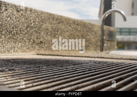 BBQ Pit auf der leeren Stahl Grill Hintergrund, Sommer Outdoor Barbecue Party Konzept Stockfoto