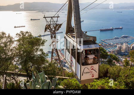 Blick über die Bucht von Gibraltar aus dem Felsen von Gibraltar, die die touristische eingerichteten Seilbahn von Gibraltar entfernt an der Spitze des Felsens Reisen Stockfoto