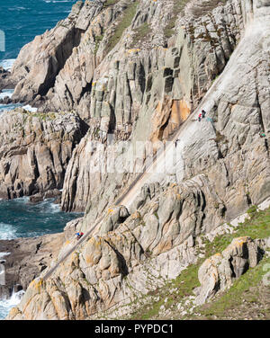 Kletterer auf die schiere Gesicht von Des Teufels schieben Sie die längste Granitplatte klettern in Europa - Lundy Island aus Devon, Großbritannien Stockfoto