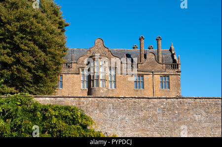 Hohe Gartenmauer und südlichen Aspekt der Elisabethanischen Montacute House withunique verbeugte sich Erker - Somerset UK Stockfoto