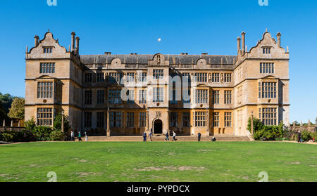 Richtung Osten Aspekt der Montacute House in Somerset UK mit ihren formalen Rasen und Garten Stockfoto