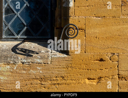 Dekorativer Spirale Eisen Fenster bleiben sie auf der Außenseite der Fenster bei Montacute House in Somerset genutzt, um das Fenster zum Lüften öffnen Stockfoto