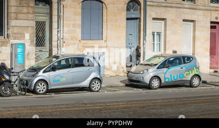 Bordeaux, Frankreich - 26. Januar 2018: Bluecub gemeinsames Elektroauto in der Innenstadt geparkt auf einen reservierten Platz an einem Wintertag Stockfoto