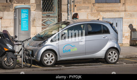 Bordeaux, Frankreich - 26. Januar 2018: Bluecub gemeinsames Elektroauto in der Innenstadt geparkt auf einen reservierten Platz an einem Wintertag Stockfoto