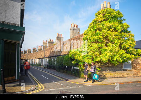 Eine Reihe von terrassenförmig angelegten Cottages mit steilen Dächern und hohen Schornsteinen auf der Orchard Street, in der Nähe der Innenstadt von Cambridge, England. Stockfoto