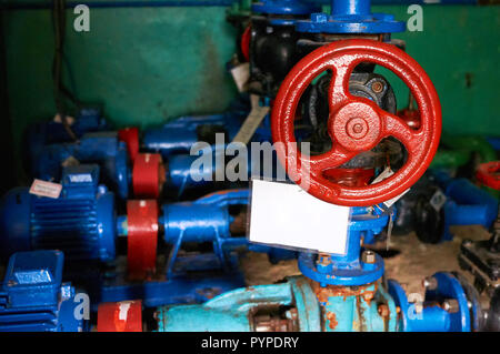 Ältere schwarz mit roten Hebel an der Verriegelung der Kaltwasserleitung farbig in Blau. Stockfoto