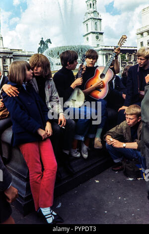 Hippies in Trafalgar Square in London in den späten 1960er Jahren Colin Maher/Simon Webster Stockfoto