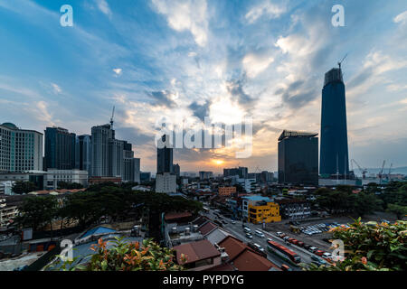 KUALA LUMPUR, 16. August 2018 - Sonnenaufgang auf dem höchsten Gebäude in der Herstellung von Malaysia Stockfoto