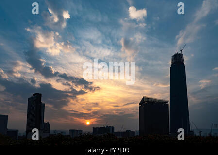 KUALA LUMPUR, 16. August 2018 - Sonnenaufgang auf dem höchsten Gebäude in der Herstellung von Malaysia Stockfoto