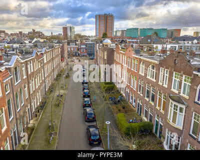 Blick auf die Straße mit Jahrhundert alten Wohnung Häuser in der Stadt Groningen, Niederlande Stockfoto