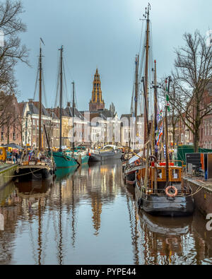 Historische segelschiffe an der jährlichen winterwelvaart Festival rund um Weihnachten. Erleben die alten Zeiten auf dem alten Kais von Hoge der Aa mit Groningen c Stockfoto