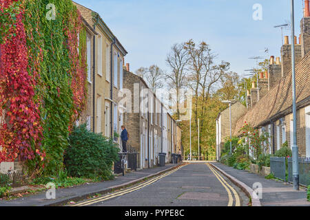 Eine Reihe von terrassenförmig angelegten Cottages mit steilen Dächern und hohen Schornsteinen auf der Orchard Street, in der Nähe der Innenstadt von Cambridge, England. Stockfoto