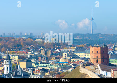 Panorama von Vilnius, Litauen, mit Schloss Gediminas, Fernsehturm und der Glockenturm der Kathedrale in einer schönen sonnigen Tag Stockfoto