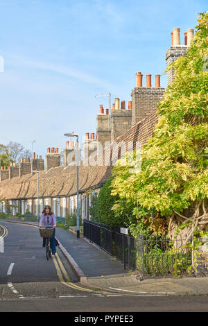 Eine Reihe von terrassenförmig angelegten Cottages mit steilen Dächern und hohen Schornsteinen auf der Orchard Street, in der Nähe der Innenstadt von Cambridge, England. Stockfoto