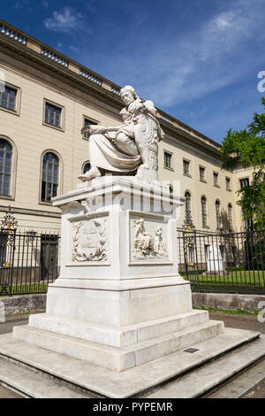 Wilhelm von Humboldt Statue außerhalb der Humboldt Universität aus dem Jahre 1883 von Martin Paul Otto, Berlin, Deutschland, sonnigen Tag Stockfoto