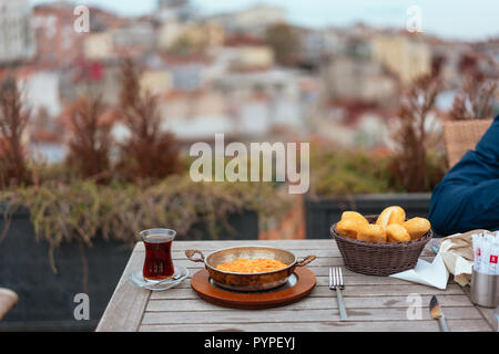 Das Frühstück auf der Veranda im Hintergrund Blick auf die Stadt Stockfoto