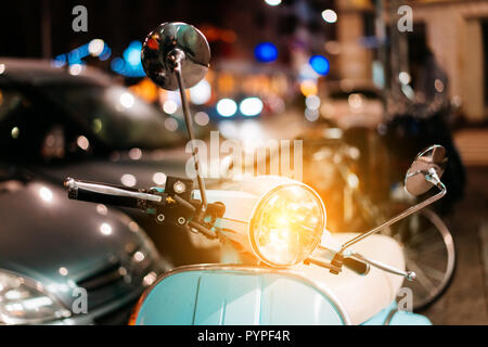 Hellblau retro Roller auf der Straße Stockfoto