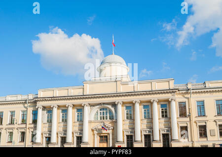 Leningrad Landgericht Gebäude an der Fontanka in Sankt Petersburg, Russland - closeup Fassade Ansicht mit russischen Flagge auf dem Dach Fahnenmast Stockfoto