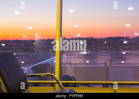 Borispol, Ukraine - 28. April 2018: Die Abflughalle im Flughafen Borispol. Arrival-Departures Zeitplan Boards und Flughafen Gebäude modernes Interieur. Stockfoto