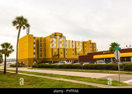 Cocoa Beach, Florida, USA - 29. April 2018: Der Central Road mit Geschäften, Restaurants und Hotels Stockfoto