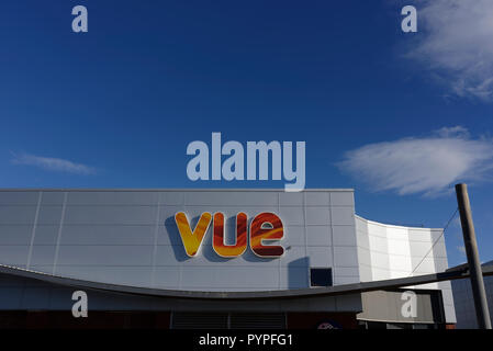 Vue Kino-Logo, Schild, Außenbeschilderung auf Aluminium-Regenschirm-Verkleidung in Cleveleys an der Fylde-Küste in lancashire, Nordwestengland, großbritannien Stockfoto