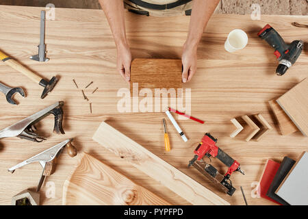 Set der Tischler Werkzeuge auf Holz- Hintergrund Stockfoto